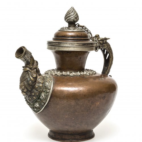 Teekanne. Tibet, 19./20. Jh. Kupfer getrieben mit Messingapplikationen. H. 25 cm. Gebrauchsspuren.