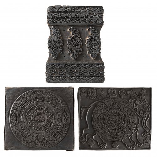 Drei Stoffdruckmodel. Tibet, 19./20. Jh. L. 23-27 cm.