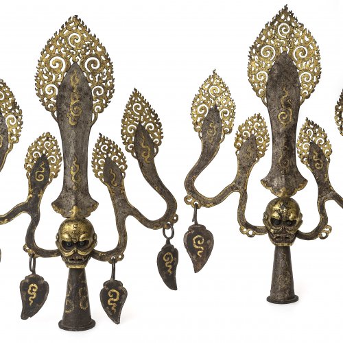 Zwei Orakelaufsätze. Tibet, 18./19. jh. Eisen, tw. tauschiert. H. je ca. 49,5 cm.