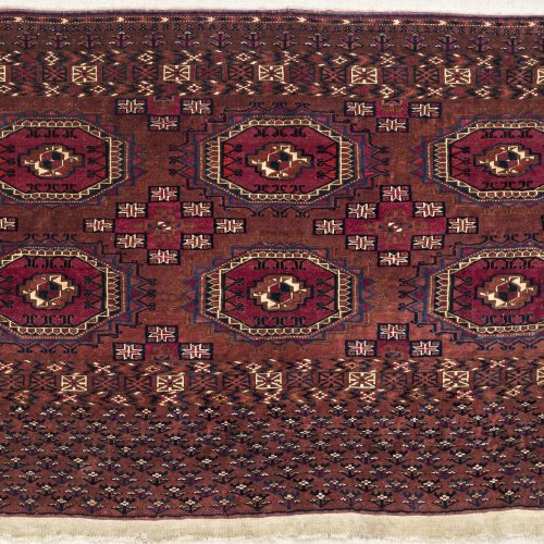 Teppichfragment. Tekke, Turkmenistan, 1. Hälfte 20. Jh. Ohne Rückwand, auf Brett appliziert. 117 x 73 cm.