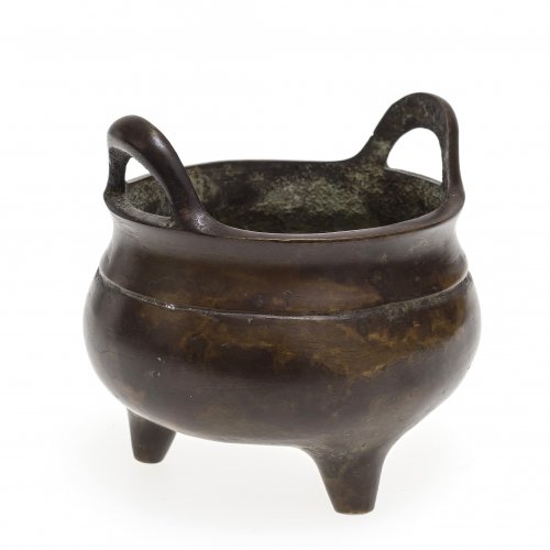 Koro. Bronze. China, 18./19. Jh. H. 8,3 cm. Ming-Marke.