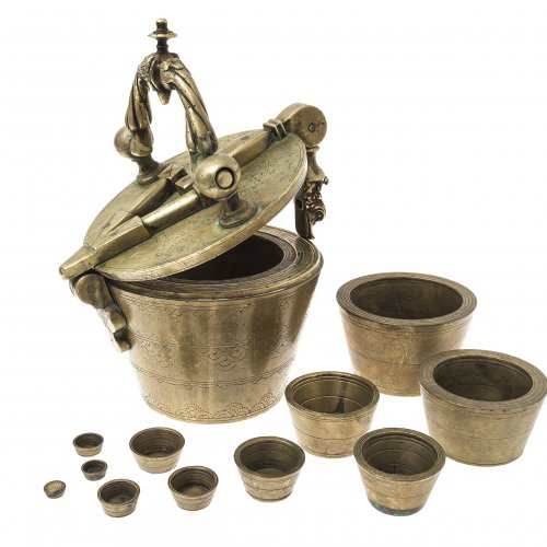 Gewichtssatz. Messingbronze. Mit 13 Gewichten. 20. Jh. H. 24 cm (mit Henkel).