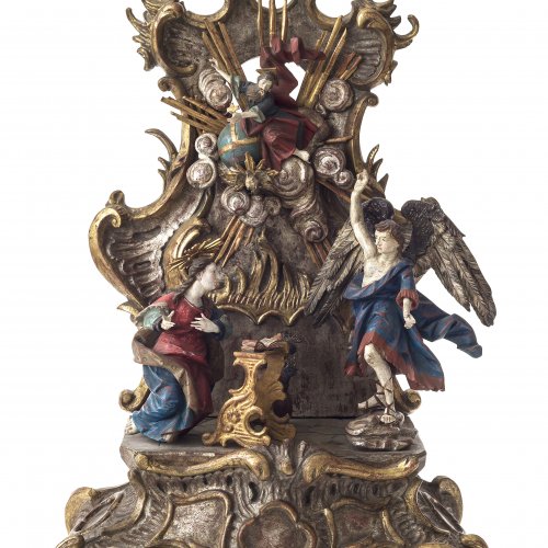 Mariä Verkündigung. Sockel und Rückwand mit reich geschnitzten Voluten. Süddeutsch, 18. Jh. Holz, übergangene Farbfassung. H. 51 cm. Teile lose, besch.