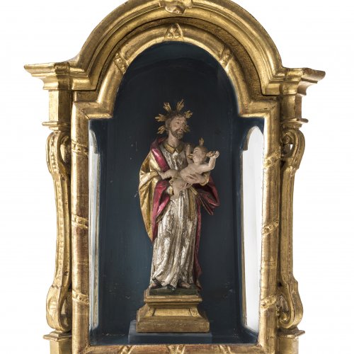 Hl. Josef im Schrein. Süddeutsch, 18. Jh. mit originaler Fassung. H. 31, Schrein 55,5 cm.