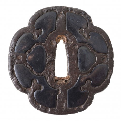 Tsuba. Japan, Edo/Meiji. Eisen, mit Silbereinlage. Sign. ø 7,4 cm.