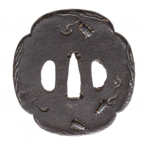 Tsuba. Japan, Edo/Meiji. Eisen, mit eingelegten Käfern auf der Vorder- und Rückseite. Die Fraßspuren  eingeschnitten. Sign. ø 7,4 cm.