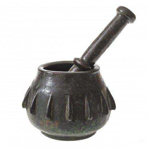 Mörser mit Pistill. Bronze. Gebauchte Wandung mit Rippen. Spanien, 17./18. Jh. H. 9 cm.