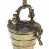 Gewichtssatz. Becherform. Bronze. Mit sieben Einsätzen. Deckel mit beweglichem Bügel. H. 10 cm.