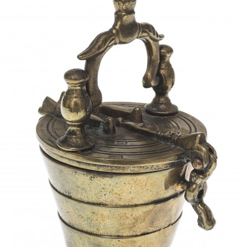 Gewichtssatz. Becherform. Bronze. Mit sieben Einsätzen. Deckel mit beweglichem Bügel. H. 10 cm.