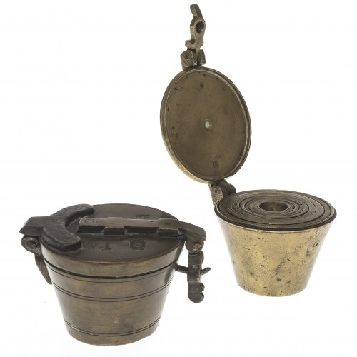 Zwei Gewichtssätze. Bronze. Becherform, Bügelverschluss. Unvollständig. H. je 4,5 cm.