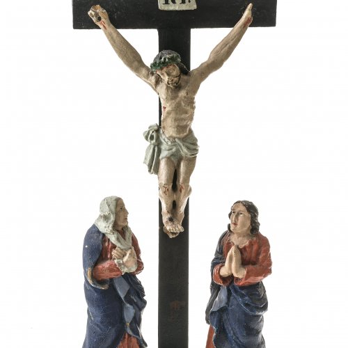 Kreuzigungsgruppe. Holz, Farbfassung. Mit Schmerzensmutter und Johannes. Süddeutsch, 18./19. Jh. Besch. H. 46 cm.