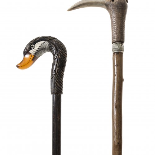 Zwei Spazierstöcke. Vogel- bzw. Entenkopf. Holz mit Horn. Gebrauchsspuren. L. je 95 cm.