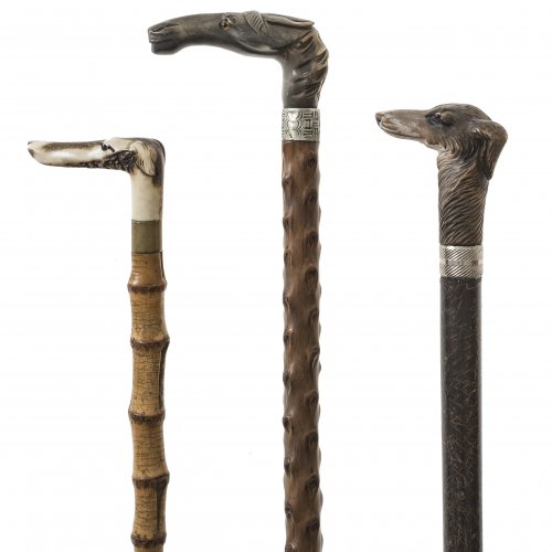 Drei Spazierstöcke. Griffe in Form eines Hundekopfes (2x) bzw. eines Pferdekopfes (1x). Horn bzw. Holz, Metallmanschetten. L. 84-90 cm.