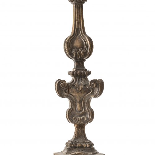Altarleuchter. Holz, allseitig geschnitzt. Volutendekor. Besch. H. 101 cm.