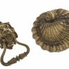 Muschelschale und Türklopfer. Bronze. Türklopfer mit Löwenmaskaron. L. 20-28 cm.
