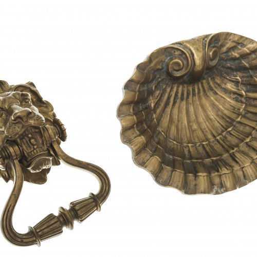 Muschelschale und Türklopfer. Bronze. Türklopfer mit Löwenmaskaron. L. 20-28 cm.