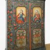 Bauernschrank, Leitzachtal. Bemalung Miachel Böheim. Reiche Bemalung. Türfüllungen mit der Darstellung von Jesus Salvator Mundi und Maria. Am Gesims dat. 1801. 178,5 x 133 x 45 cm.