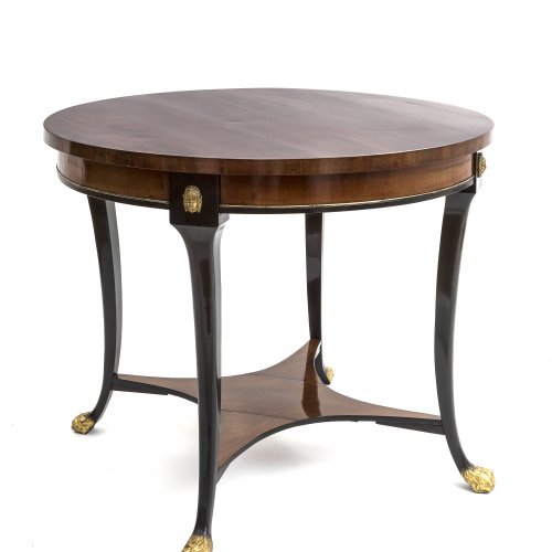 Franken, um 1820. Tisch, rund. Mahagoni furniert. Platte erg., rest. ø87 cm, H. 75 cm. Bronzebeschläge und Tatzenfüße.
