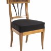 Franken, um 1820. Stuhl. Kirschbaum furniert, Einlage aus Pflaumenholz. Rückenlehnenhöhe 88 cm, Sitzhöhe 48 cm.