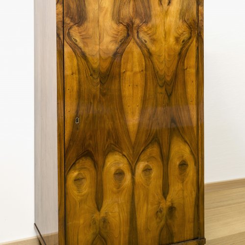 Österreich, um 1830. Kleiner Schrank. Nussbaum furniert. 149 x 71 x 46 cm. Sehr schöner Zustand.