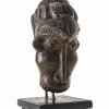 Pfeifenkopf. Bamum, Kamerun. Ton, in der Gestalt eines Affenkopfes. H. 10 cm.