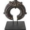 Armspange. Dan, Liberia. aus Bronze, auf Eisensockel. H. 11 cm.