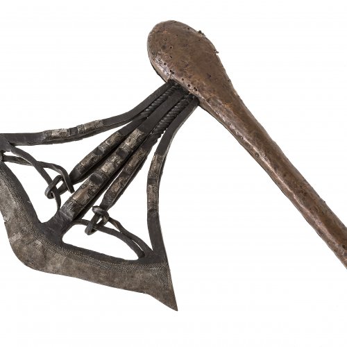 Zeremonialaxt. Songe, D.R. Kongo, Ziseliertes Eisen mit mehreren Köpfen geschmückt. Griff mit Kupferblech ummantelt. L. 43 cm.