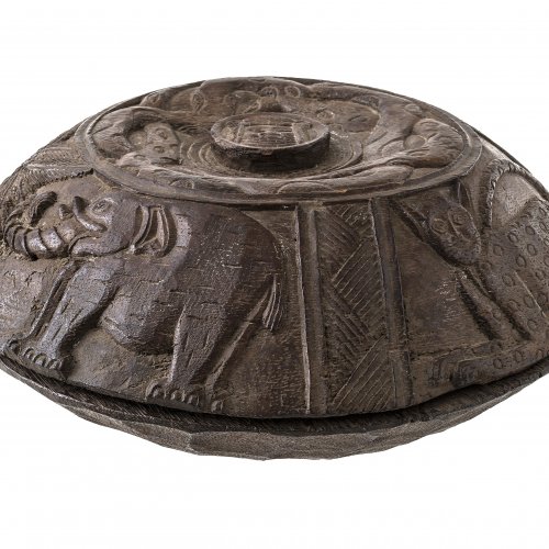 Runde Deckelschale. Holz. Benin oder Owo, Nigeria. ø 39 cm.