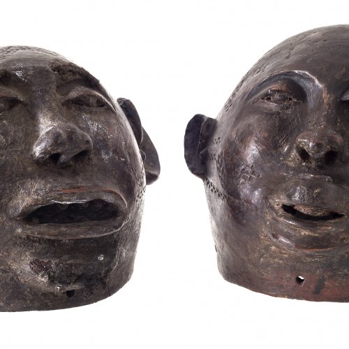 Ein paar Helmmasken. Makonde, Tansania/Mosambik. Ton, H., je ca. 22 cm. Provenienz: Privatsammlung Belgien.