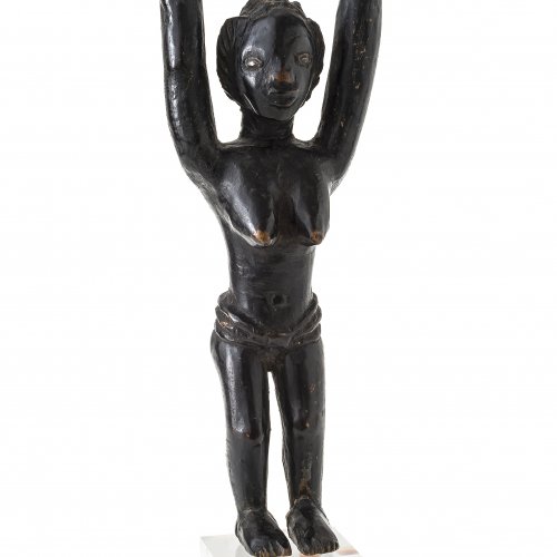 Steinschleuder. Guro/Elfenbeinküste. Holz. In Gestalt einer weiblichen Figur mit erhobenen Armen. H. 22,5 cm.