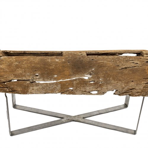 Schlitztrommel (Fragment). Kamerun, Nord-West Provinz. Mit Büffelkopf. Besch., Gebrauchsspuren, Termitenfraß. L. 174 cm, H. 20 cm. (ohne Gestell).