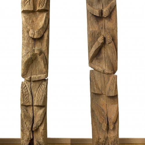 Zwei Pfosten zur Stütze eines Vordaches (Häuptlingshütte). Kamerun, Bamoun. Holz. H., ca. je 175 cm.