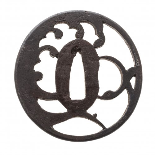 Tsuba. Japan, Edo/Meiji. Eisen. Fliegende Gans(?) über Wellen. Am Rand Reste von Silbereinlagen. ø 7 cm.