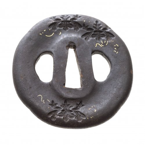 Tsuba. Japan, Edo/Meiji. Eisen. Blätter vertieft geschnitten und Reste von Goldeinlage. ø 6,7 cm.