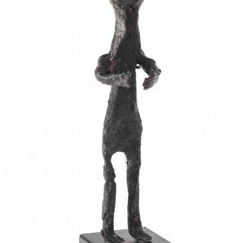 Eisenvotiv. Stehende, menschliche Figur. H. 10,5 cm.