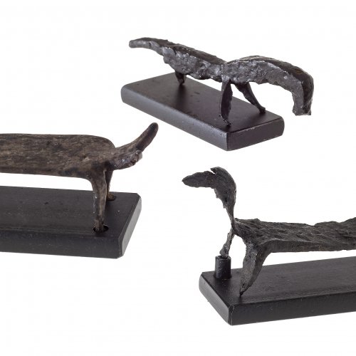 Drei Eisenvotive. Drei Weidetiere. Eines dreibeinig. L. 10-12 cm.