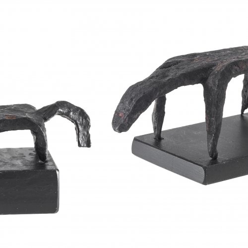 Zwei Eisenvotive. Zwei Tiere. L. 8,5-13 cm.