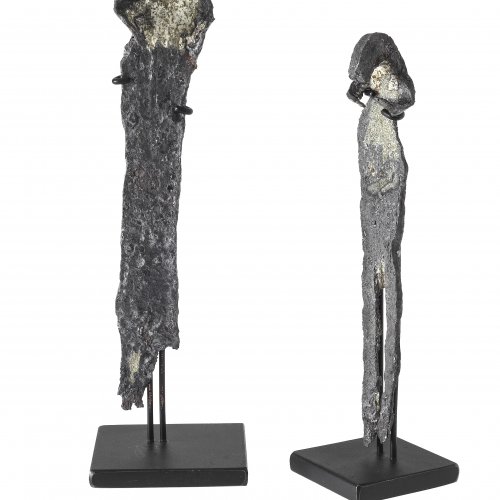 Zwei Eisenvotive. Menschliche Figuren. H. 13-14 cm.