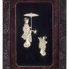 Wandpaneel. Japan, 19. Jh. Szene mit einer Geisha und einem Kind. Elfenbein intarsiert. 70 x 46 cm. Rep.