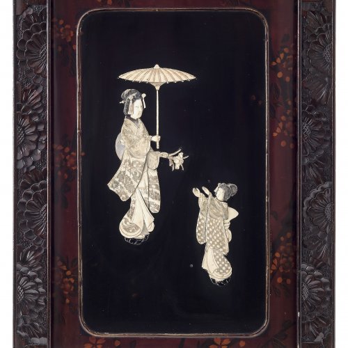 Wandpaneel. Japan, 19. Jh. Szene mit einer Geisha und einem Kind. Elfenbein intarsiert. 70 x 46 cm. Rep.