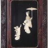 Wandpaneel. Japan, 19. Jh. Szene mit einer Geisha und einem Kind. Elfenbein intarsiert. 70 x 46 cm. Rep.