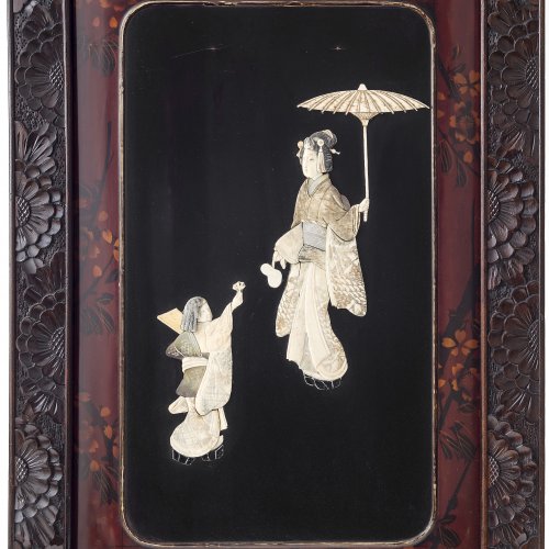 Wandpaneel. Japan, 19. Jh. Szene mit einer Geisha und einem Kind. Elfenbein intarsiert. 70 x 46 cm. Rep.