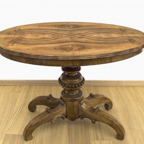 Tisch. Oval. Deutsch, um 1840. Nussbaum furniert. 74, 5 x 114 x 77,5 cm.