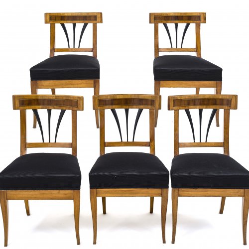 Satz von fünf gleichen Stühlen. Franken, um 1820. Kirschbaum furniert, Einlage aus Pflaumenholz. Rückenlehnenhöhe 88 cm, Sitzhöhe 48 cm.