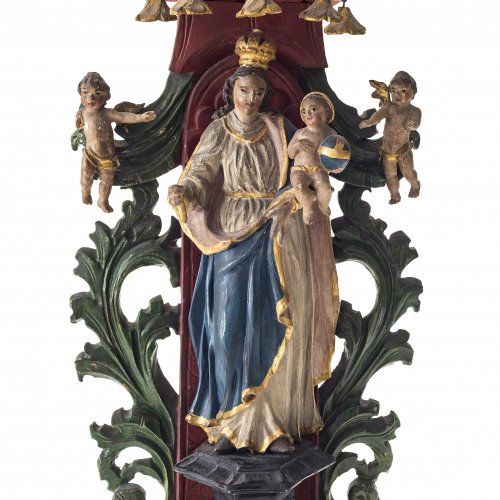 Muttergottes mit Kind. Oberammergau, 19. Jh. Holz, übergangene Farbfassung, Best., Arm fehlt. H. 42 cm.