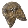 Riegelhaube mit vier Haarnadeln. Posamentenstickerei. L. 16 cm.