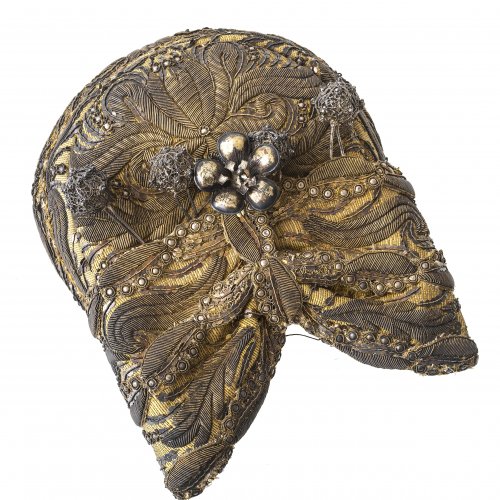 Riegelhaube mit vier Haarnadeln. Posamentenstickerei. L. 16 cm.