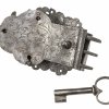 Truhenschloss. Schmiedeeisen. Mit Schlüssel. L. 17 cm.