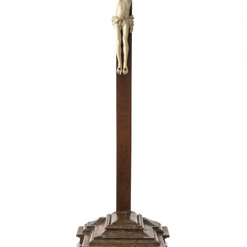 Standkreuz. 17.Jh. Corpus Christi aus Elfenbein. H 55 cm.