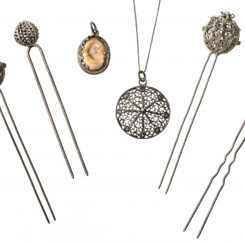 Konvolut Trachtenschmuck und Amulett (6-teilig). L. 2,5-10 cm.